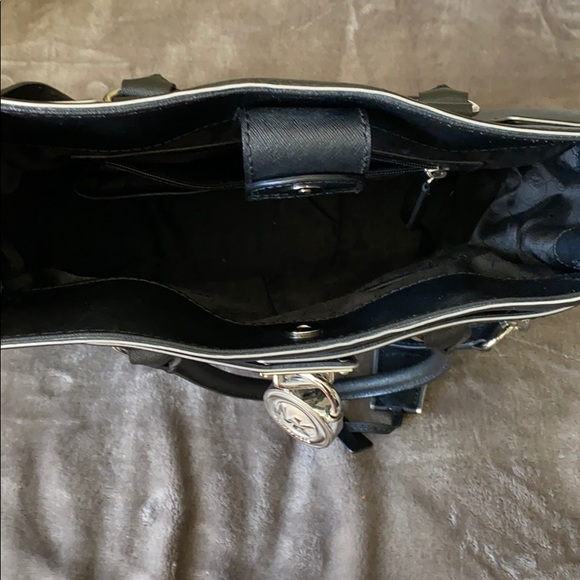 Michael Kors • Hamilton Specchio Black/Silver Tote - Picture 6 of 8